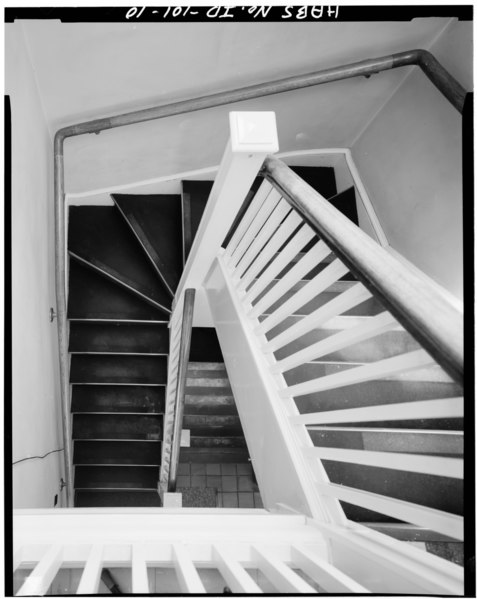 File:STAIRS IN INSPECTION STATION, VIEW FROM SECOND FLOOR LANDING - U.S. Border Inspection Station, West side of State Route 95, Eastport, Boundary County, ID HABS ID,11-EAPO,1-10.tif