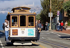 Cable car à San Francisco et, en arrière-plan, le fort d'Alcatraz. (définition réelle 3 000 × 2 058)