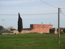 Masseria Casa Rossa, con il tipico comignolo della cultura albanese