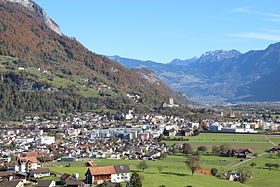 Sargans från väst;  på mittavståndet Triesenberg-bosättningen i sluttningen