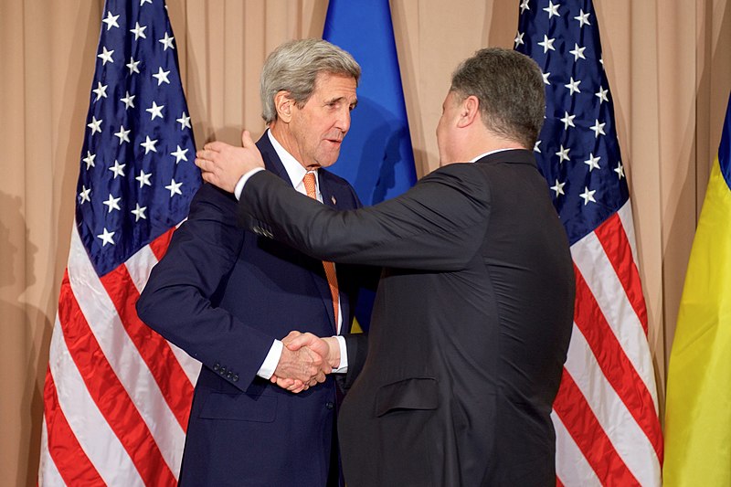 File:Secretary Kerry Shakes Hands With Ukrainian President Poroshenko Before His Meeting With Vice President Biden in Davos (23880369433).jpg