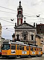 Series 4900 tram in servizio sulla linea 2 staziona in via Carlo Farini (Monumentale)