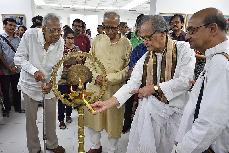 File:Somendranath Bandyopadhyay Lighting Lamp - Opening Ceremony - 1st Four Ps Group Exhibition - Kolkata 2019-04-17 5384.JPG