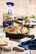 Fotografia che mostra un pacchetto di spätzle e un piatto pronto.