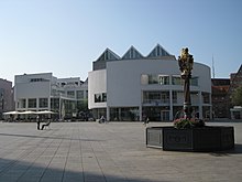 Historisches und Modernes: Löwenbrunnen und Stadthaus Ulm