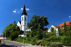 Kostel svatého Jakuba a vpravo budova fary