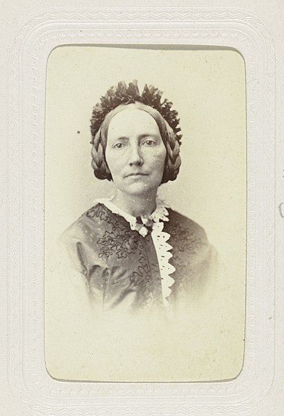 File:Studioportret van een vrouw met gevlochten haar en krans, RP-F-00-5360-30.jpg