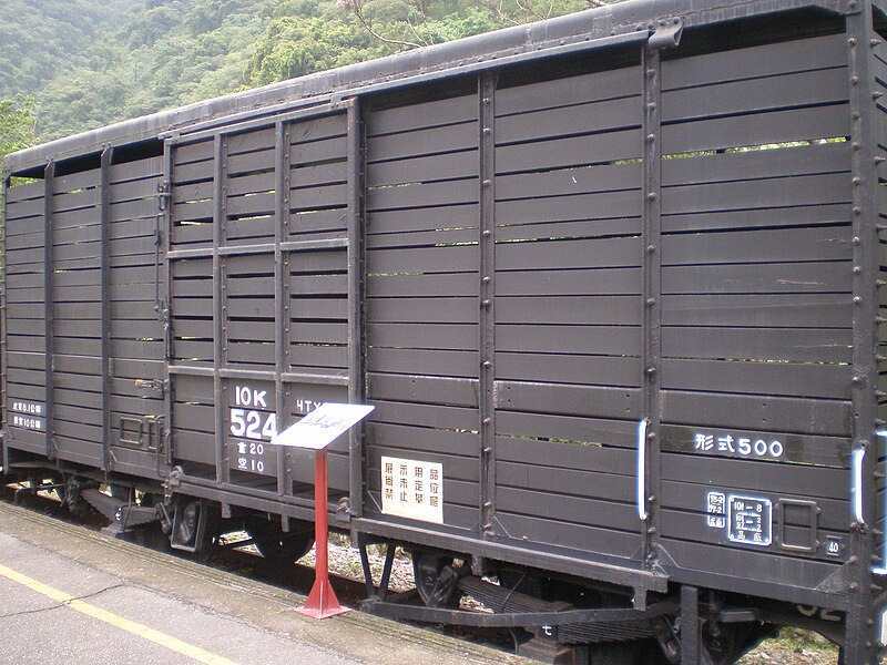 File:TRA 10K524 at Checheng Station 20100604.jpg