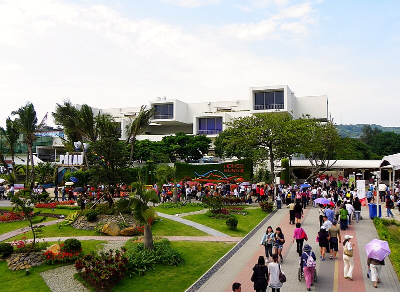 File:Taipei Art Park and Taipei Fine Arts Museum View From Overpass in 2010 TIFE.jpg