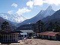 Uitzicht over de bergen, helemaal links de Mount Everest