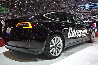 Tesla Model 3. Näkymä takaa