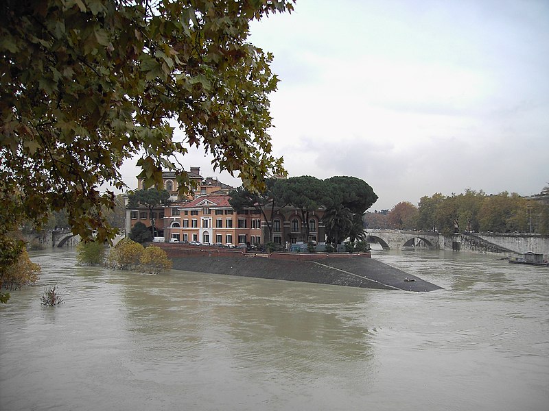 File:Tevere Isola Tiberina - piena 051130.JPG