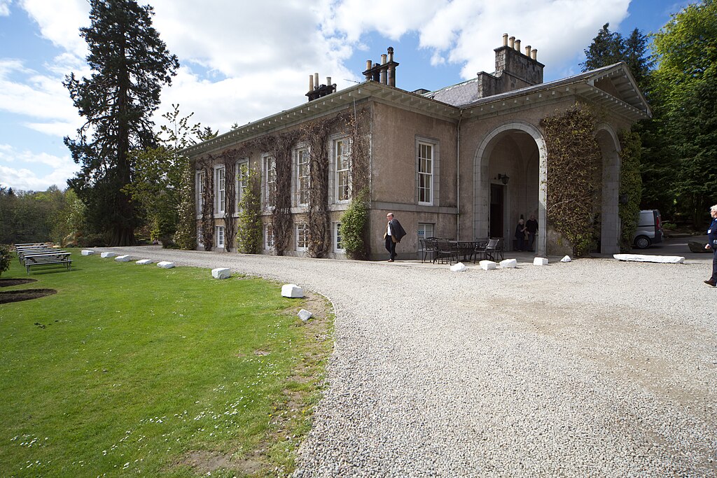 Small picture of Thainstone House courtesy of Wikimedia Commons contributors