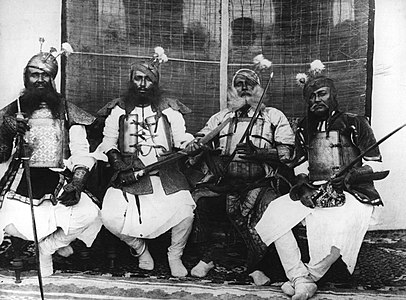 Quattro guerrieri indiani che indossano chahār-Āyneh - fotografia del 1873 circa.
