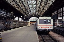 Intérieur de la gare et navette pour Saint-Pierre-des-Corps, en 1983.