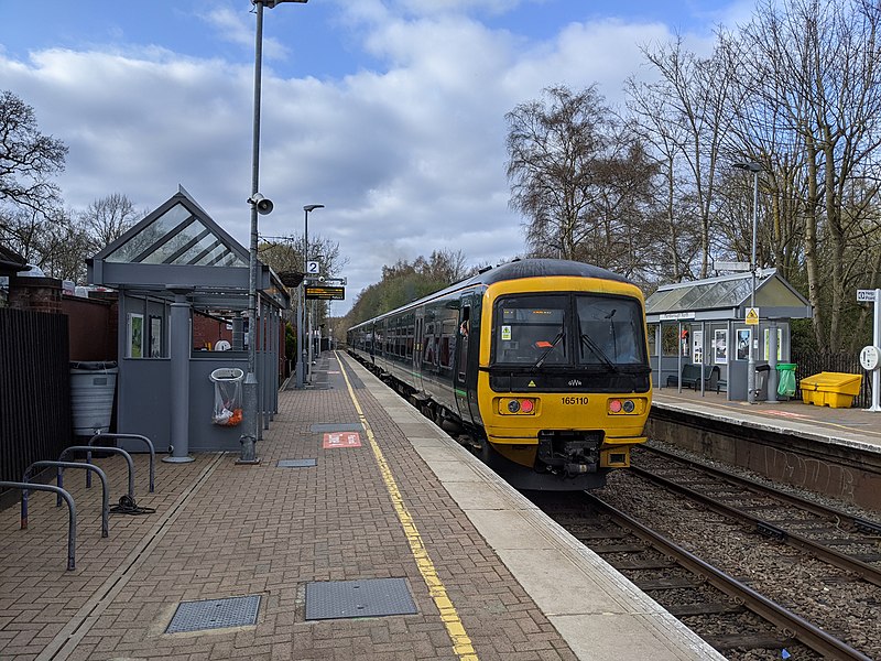 File:Train departing Farnborough North.jpg