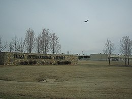 Entrée de l'aéroport international de Tulsa.jpg