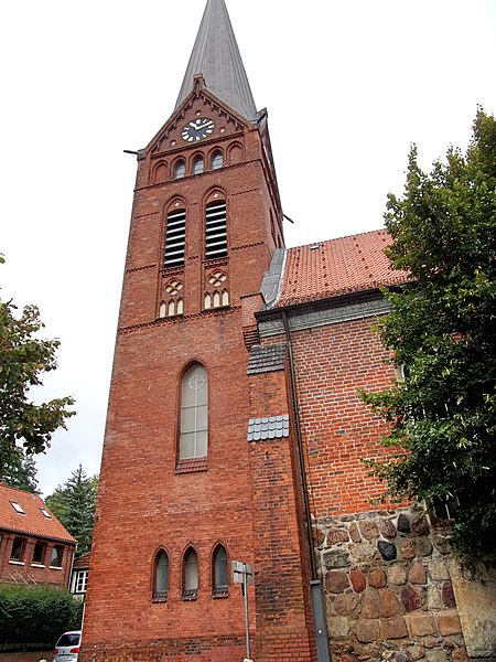 File:Turm Maria-Magdalena in Lauenburg, Südseite.jpg