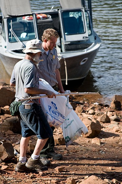 File:US Army 51701 Englebright Lake cleans up for National Public Lands Day, California Coastal Cleanup Day.jpg