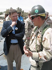 ג'ונס (משמאל) בעת ששימש שגריר ארצות הברית בכווית