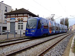 Gezicht op een T4 tramtrein in omloop.