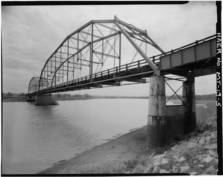 File:VIEW LOOKING SOUTH, ELEVATION OF BALTIMORE TRUSSES - Fort Keogh Bridge, Spanning Yellowstone River, Miles City, Custer County, MT HAER MONT,9-MILCI.V,1-5.tif