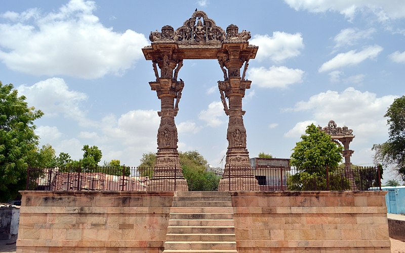 File:Vadnagar's Kirti Toran full shot with beautiful clouds.JPG