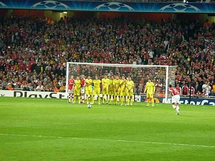 Van Persie llança una falta contra el Vila-real, en un partit Arsenal Football Club-Vila-real de Champions l'any 2009.