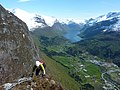 Udsigt fra toppen af Hoven, fjeldet bag Hotel Alexandra, over Loen og Loelven mod Lovatnet i Lodalen.