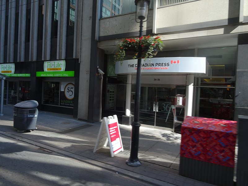 File:View from the window of an westbound 504 King streetcar, 2015 06 20 (31).JPG - panoramio.jpg