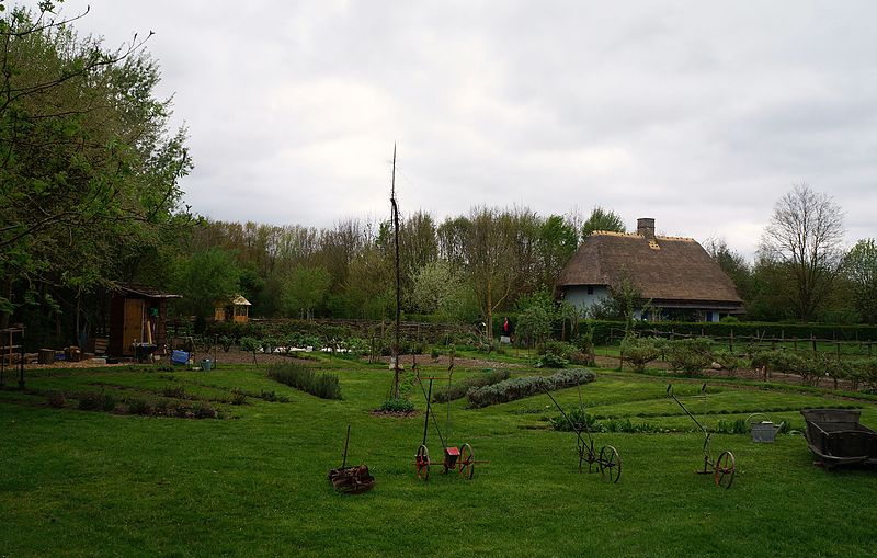 File:Villeneuve d'Ascq, Musée de Plein air Le cadran solaire.jpg