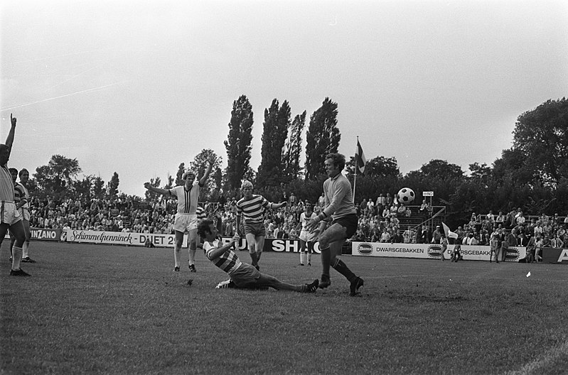 File:Voetbal, Vriendschappelijk Blauw-Wit tegen Holland Sport 1-1 spelmoment voor…, Bestanddeelnr 923-7376.jpg