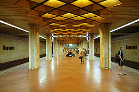 Estación de metro Vydubychi Kiev 2010 01.jpg