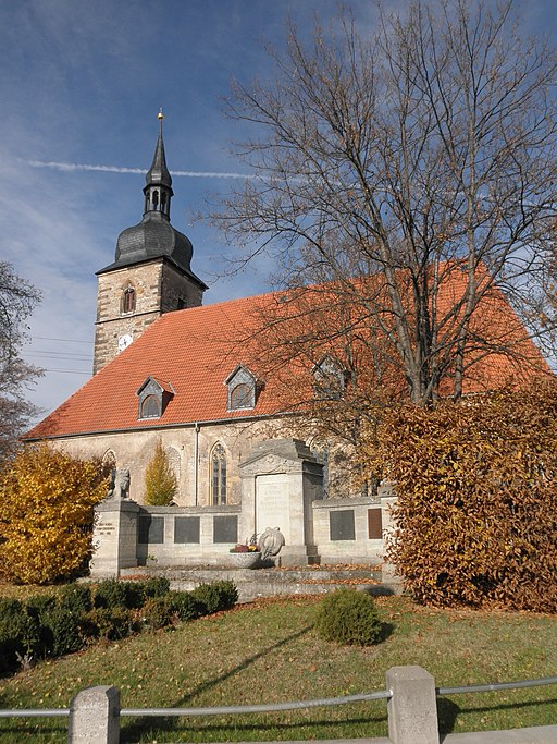 Walschleben Kirche mit Kriegerdenkmal