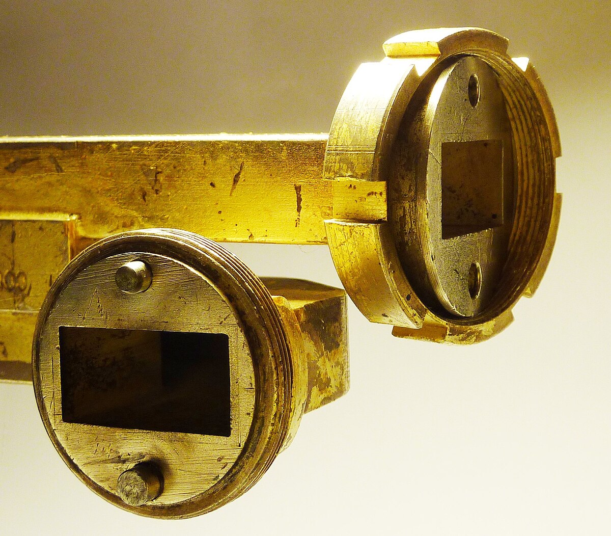 https://upload.wikimedia.org/wikipedia/commons/thumb/9/98/Waveguide-flange-with-threaded-collar.jpg/1200px-Waveguide-flange-with-threaded-collar.jpg