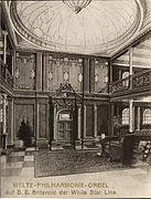 Gravado de 1914, que representa o órgano do tubos deseñado para a Gran Escaleira do Britannic.