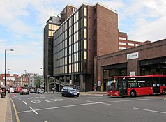 Wood Green bus garage, 15 de julio de 2011.jpg