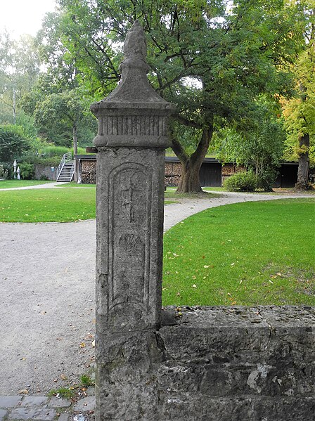 File:Wuppertal, Schloss Lüntenbeck, Gartentor am Haupthaus, rechter Pfosten.jpg