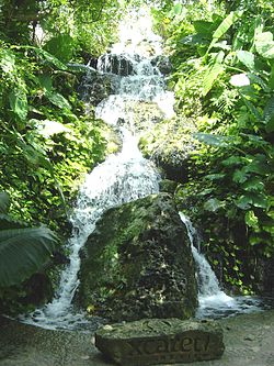 Cascada a la entrada del parque