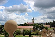 Čeština: Pohled od zámku ke kostelu sv. Václava. Mníšek pod Brdy v okresu Praha-západ. Česká republika. Camera location 49° 52′ 04.83″ N, 14° 15′ 29.64″ E    View all coordinates using: OpenStreetMap