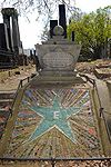 קברו של לודוויג זמנהוף: במרכז הכוכב המעטר את קברו ניתן לראות את האות E, המסמלת את פועלו בשפת האספרנטו