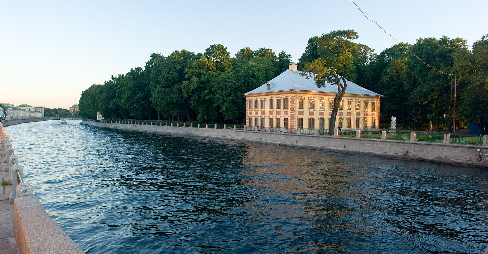 Летнего дворца Петр 1 в летнем саду Петербурга