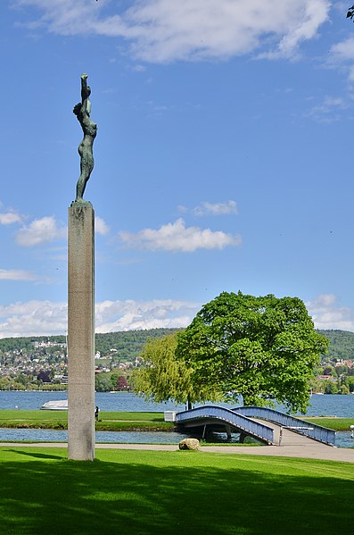 File:'Mädchen mit erhobenen Händen' by Hermann Haller - Saffa Insel - Landiwiese 2015-05-06 14-20-14.JPG