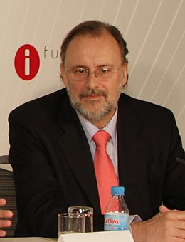 (Álvaro Cuesta) Ramón Jáuregui participa en las Jornadas promovidas por la Fundación Ideas del PSOE. Pool Moncloa. 9 de abril de 2011 (cropped).jpeg