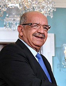 (Abdelkader Messahel) Minister Pompeo schudt de hand van de Algerijnse minister van Buitenlandse Zaken Messahel (46867509752) (bijgesneden).jpg