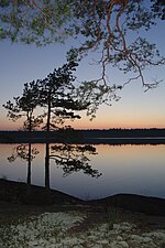 Sommeraften på Östra Lagnö med vy mod øen Själbottna i vest.