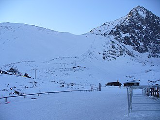 Der Sattel links von Lomnický štít in der Wintersaison