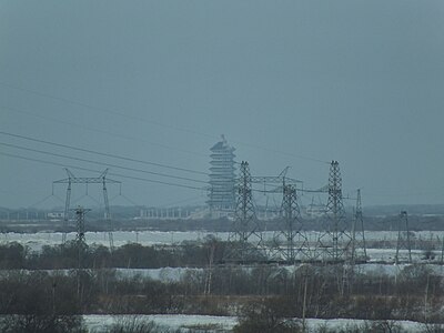 Российская ЛЭП и строящаяся китайская пагода на Большом Уссурийском.