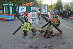 Памятный знак погибшим возле наземного вестибюля станции метро «Крещатик»