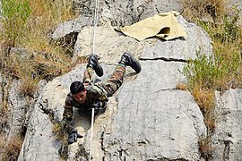 An Army SSG soldier performing descent during the mountain warfare course demonstrated for the Russian Ground Forces in 2016. Pervaia sovmestnaia trenirovka po gornoi podgotovke v ramkakh rossiisko-pakistanskogo takticheskogo ucheniia <<Druzhba-2016>> (6).jpg